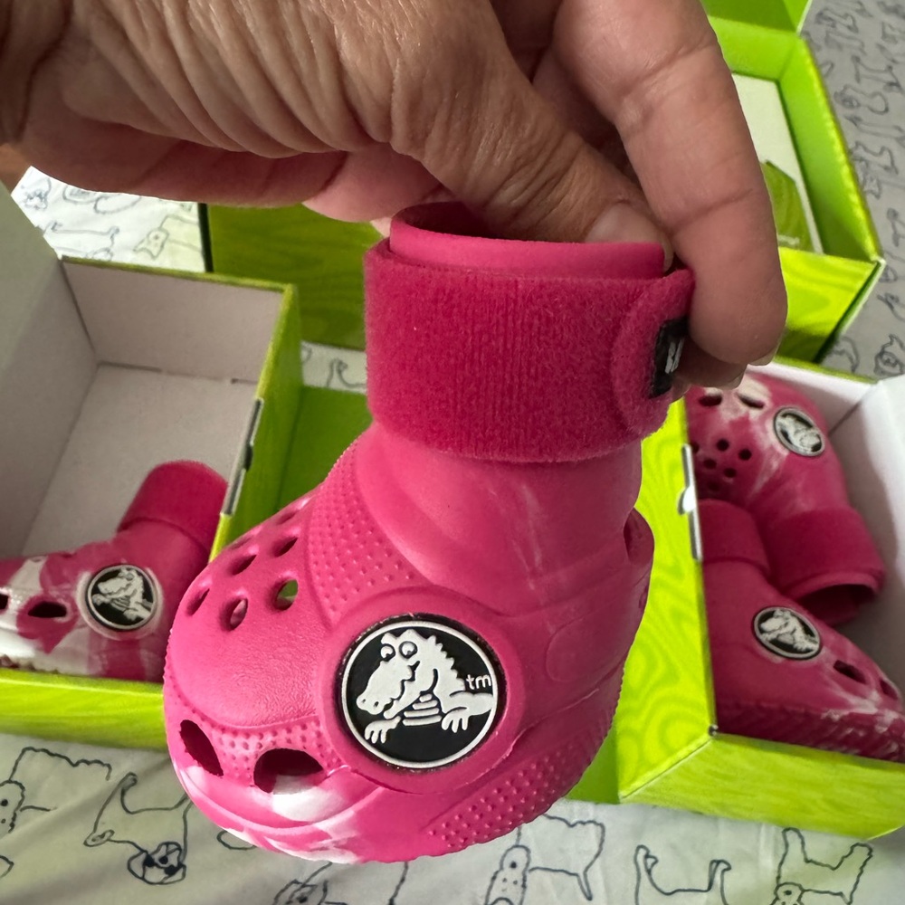 CROCS Fuchsia fur Baby Walker Shoes small.New in box.4 paw shoes. charm missing